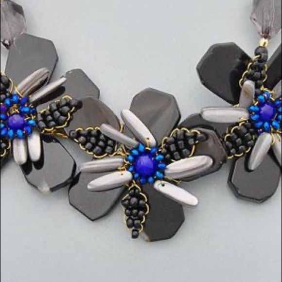 Semi precious stone floral statement piece necklace set - Picture 3 of 3